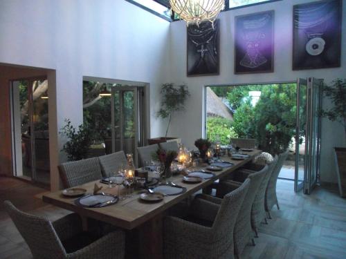 Ruang duduk di Out of Africa Town Lodge