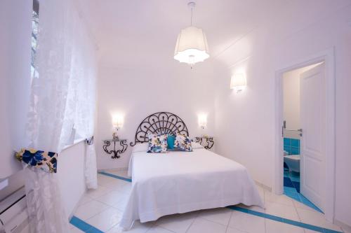 - une chambre blanche avec un lit dans l'établissement La Valle Delle Ferriere, à Amalfi