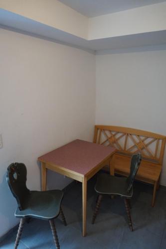 einen Tisch und zwei Stühle in einem Zimmer in der Unterkunft Apartment Zirkusstraße in Leoben