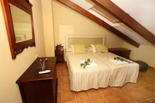 コルドバにあるCasa Patio de los Arcosのベッドルーム1室(花の飾られたベッド1台付)