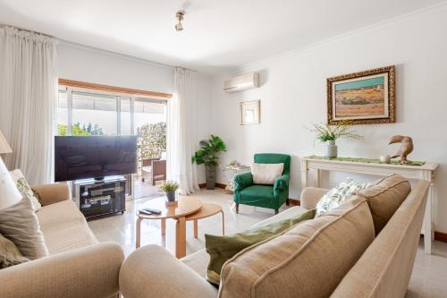 VILAMOURA ESCAPE with a Large Balcony and 2 Parking spaces