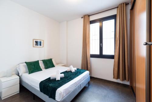 Cosy Flat w/ Beautiful Views and Cute Balcony