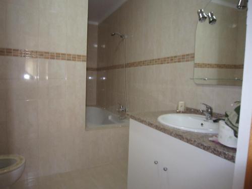 a bathroom with a sink and a bath tub at casa d'Azoia in Sesimbra