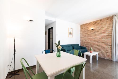 Cosy Flat/Nearly Touching Alhambra/Great Views