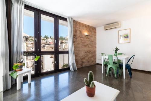 Cosy Flat/Nearly Touching Alhambra/Great Views