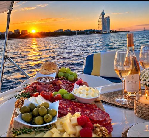 VINA BOAT - Unique Stay in Lisbon Marina