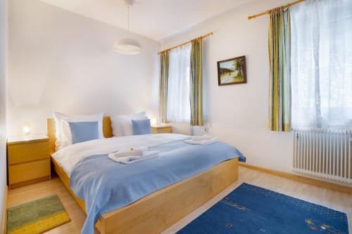 Spacious 3 Room Apt near Historic Center with private Parking