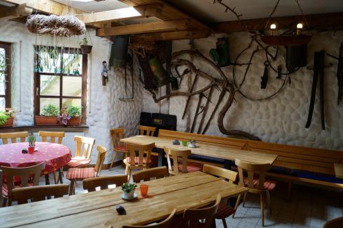 Weingut Haxel في كوشيم: غرفة طعام مع طاولات وكراسي خشبية