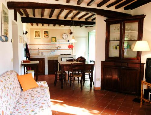 ValpromaroにあるCasa Nonna Rosaのリビングルーム(ソファ、テーブル付)、キッチンが備わります。