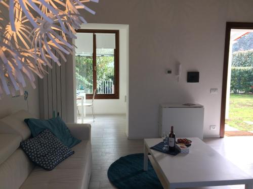 uma sala de estar com um sofá e uma mesa em Holiday home Bianco Convento em Lido di Venezia