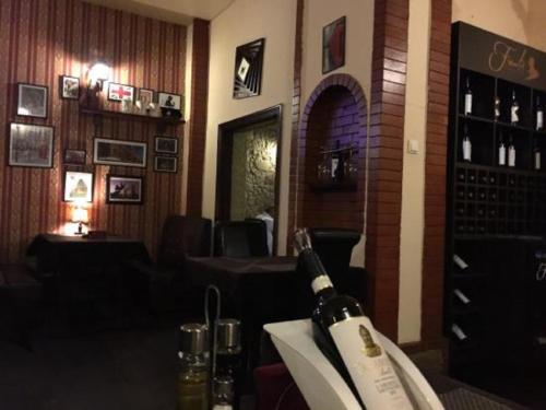 Hotel Apartments Adresa في كيشيناو: زجاجة من النبيذ موضوعة على طاولة في مطعم