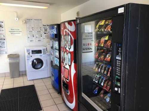two soda machines are next to a washing machine at Motel 6-Lakeland, FL in Lakeland