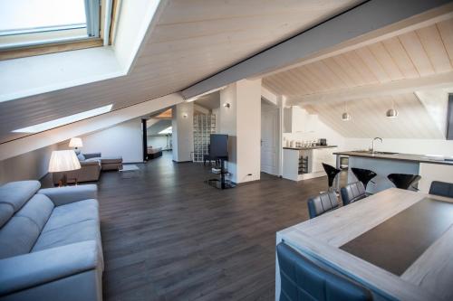 un salon avec un canapé et une table dans l'établissement Sherlock Loft by Connexion, à Cannes
