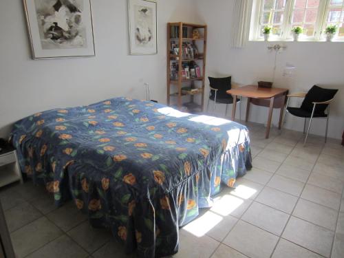 A bed or beds in a room at Bed and Breakfast hos Hanne Bach