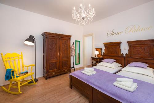 Katil atau katil-katil dalam bilik di Luxury Boutique Apartment Stone Palace