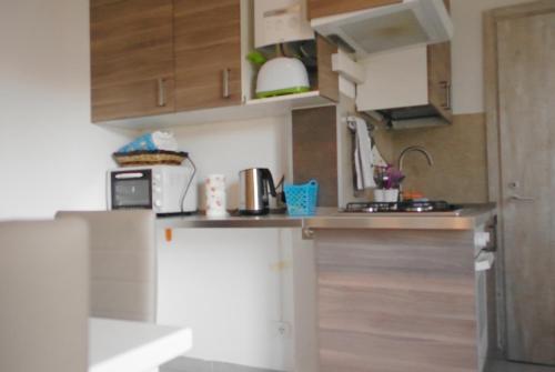 メストレにあるPiaveの小さなキッチン(木製キャビネット、冷蔵庫付)
