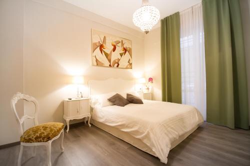 una camera con letto, sedia e lampadario a braccio di Cà do Franco a Chiavari