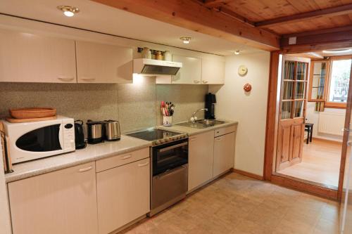 Heimatkunst 02, klassisches Walliser Chalet, teilrenoviert, zentral