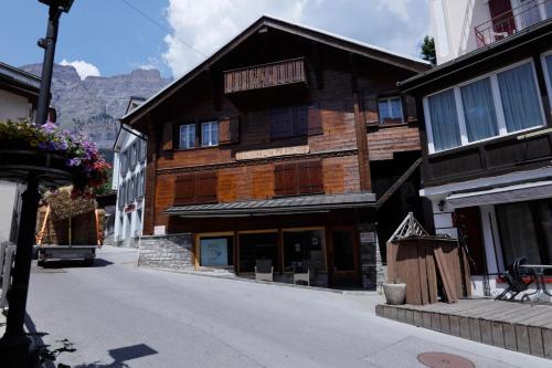 Heimatkunst 02, klassisches Walliser Chalet, teilrenoviert, zentral