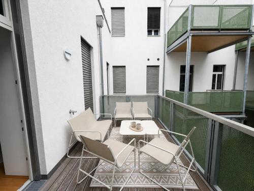 3 bedrooms & balcony near Schonbrunn