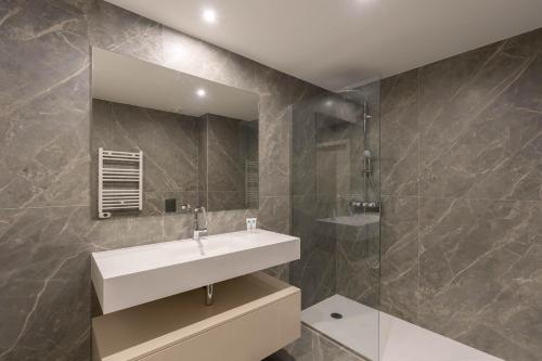 High-End Flat with Rooftop Pool & Views by HostWise