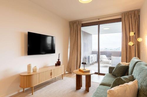 High-End Flat with Rooftop Pool & Views by HostWise