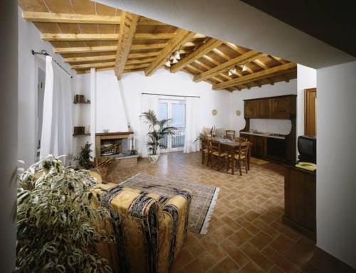 A seating area at Il Poggio Delle Ginestre
