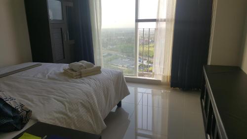 een slaapkamer met een bed met twee handdoeken erop bij Suite 16 in Tagaytay