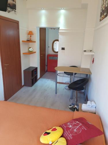 une chambre avec un lit, un bureau et une table dans l'établissement B&B Alghero Republic, à Alghero