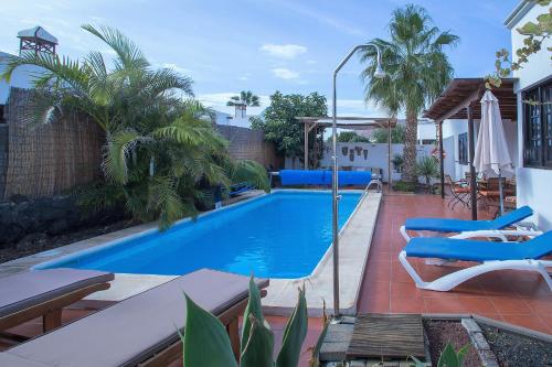 Bazén v ubytovaní Villa Vistafuerte alebo v jeho blízkosti