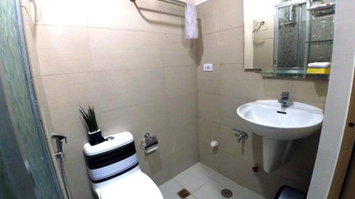 Kamar mandi di Suite 16