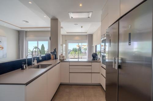 Rg133 - Spacious 3 Bed Apartment In Prime Location