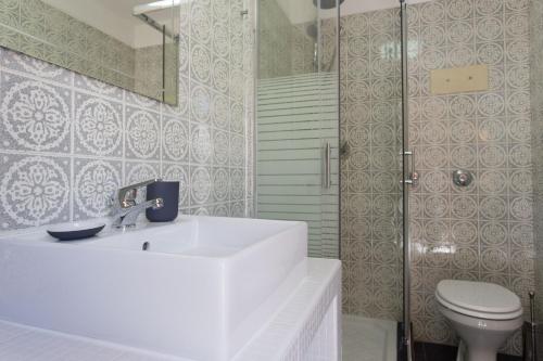 ein Bad mit einem Waschbecken, einem WC und einer Dusche in der Unterkunft Piccola Oasi in Mondello