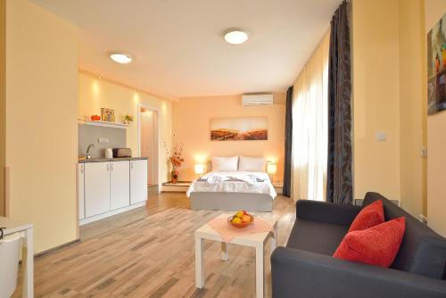 una sala de estar con una cama y un sofá en Central studio #3, en Burgas