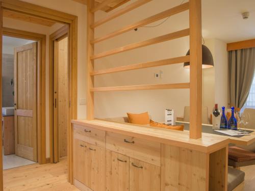 Habitación con estantería de madera y escritorio. en Alagna Mountain Resort & SPA en Alagna Valsesia