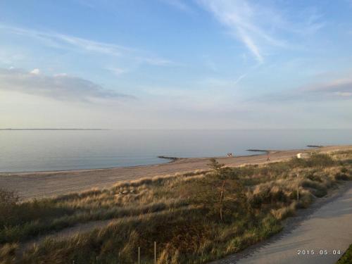 a beach with the ocean in the background at Seaside-Townhouse in Timmendorfer Strand