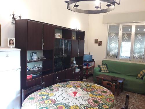 a living room with a green couch and a table at Villa Gina in Avola