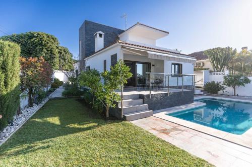 Modern Villa close to Costabella beach