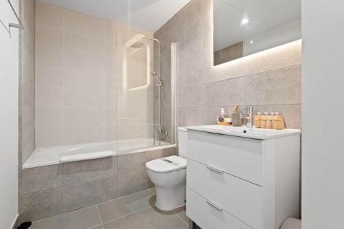 Bright 3-Bedroom Home - Pool & Comfort, Estepona