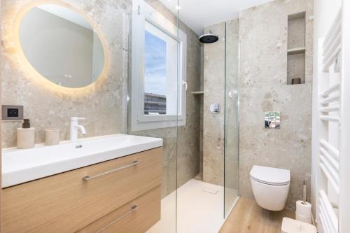 Renovated 2BR Sea Views Spacious Balcony