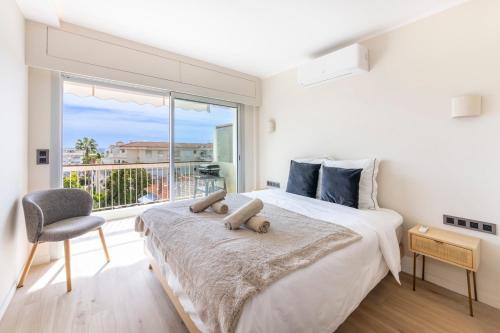 Renovated 2BR Sea Views Spacious Balcony