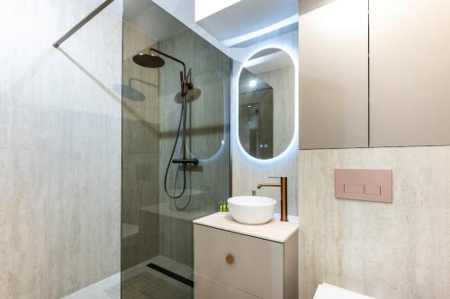 Cannes Escape Renovated 2BR AC Pool Terrace
