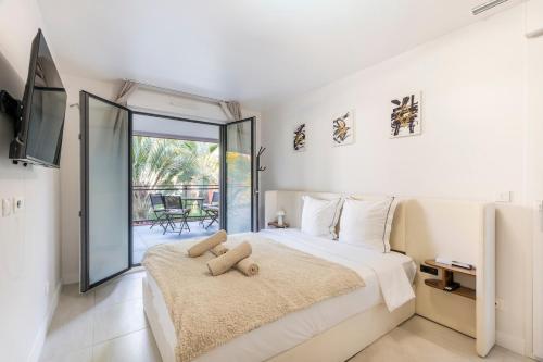 Cannes Escape Renovated 2BR AC Pool Terrace
