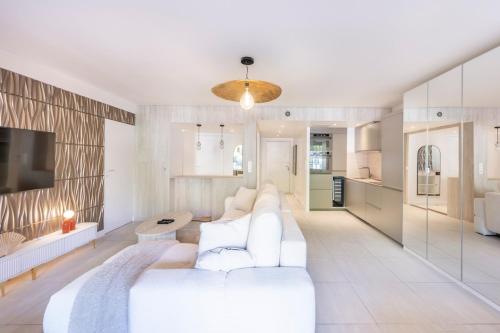 Cannes Escape Renovated 2BR AC Pool Terrace