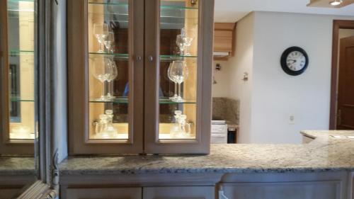 eine Küche mit einem Glasschrank mit Weingläsern in der Unterkunft Apartamento Monte Bianco in Gramado