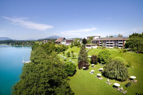 エック・アム・ファーカー・ゼーにあるApartments am Seeの湖畔のリゾートの空中ビュー