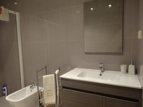 a bathroom with a sink and a mirror at Casa em Aldeia Pescadores in Vila Nova de Gaia