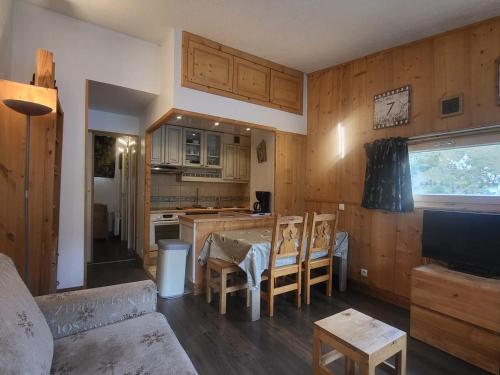 Appartement 2 pièces avec balcon sud/ouest, vue montagne, Wi-Fi