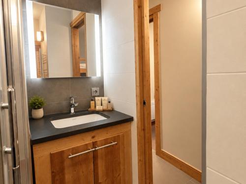 Appartement chaleureux, vue montagne