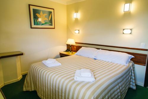 Cama ou camas em um quarto em Plaza Inn Week Inn